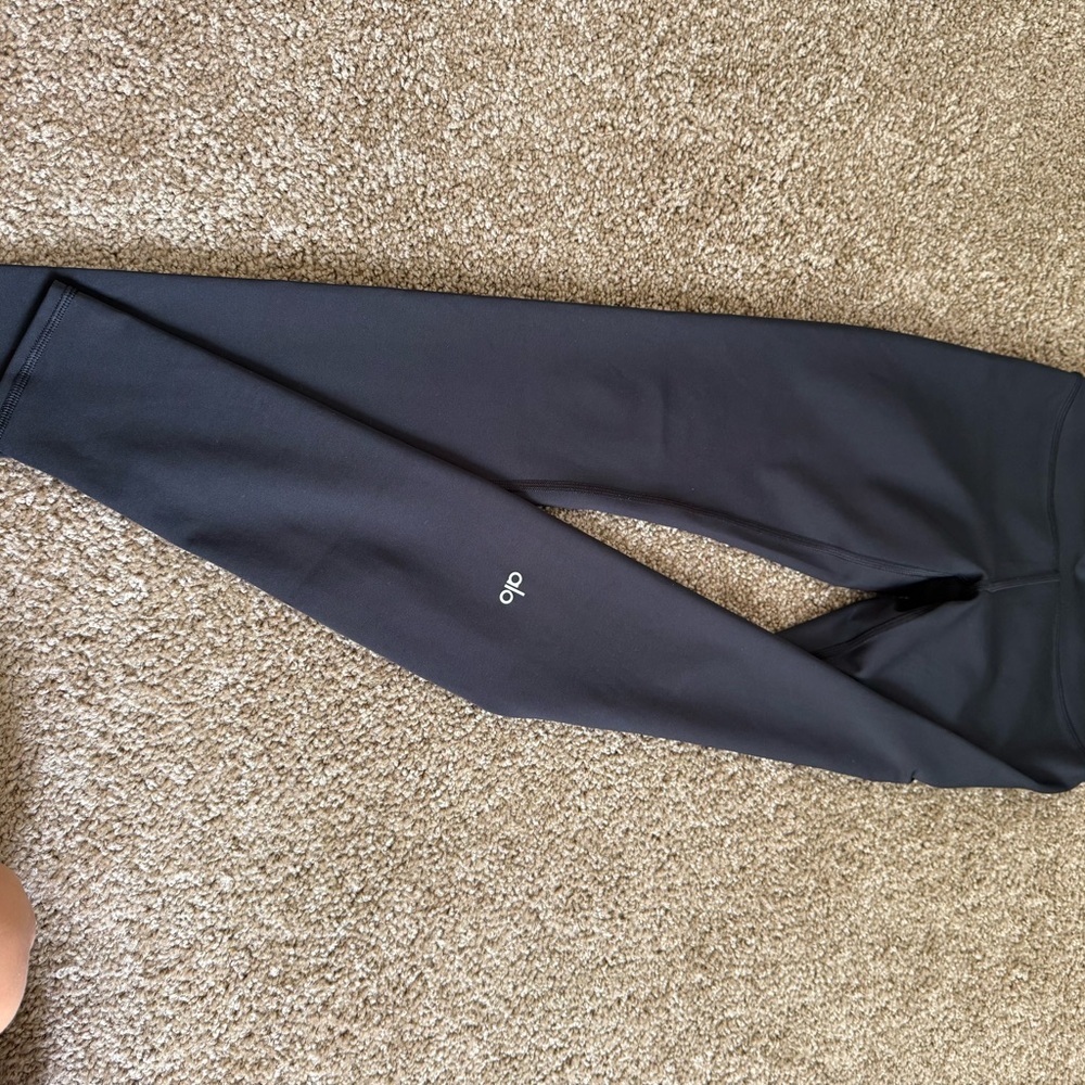 ALO Yoga Black Leggings Sleek Performance Design